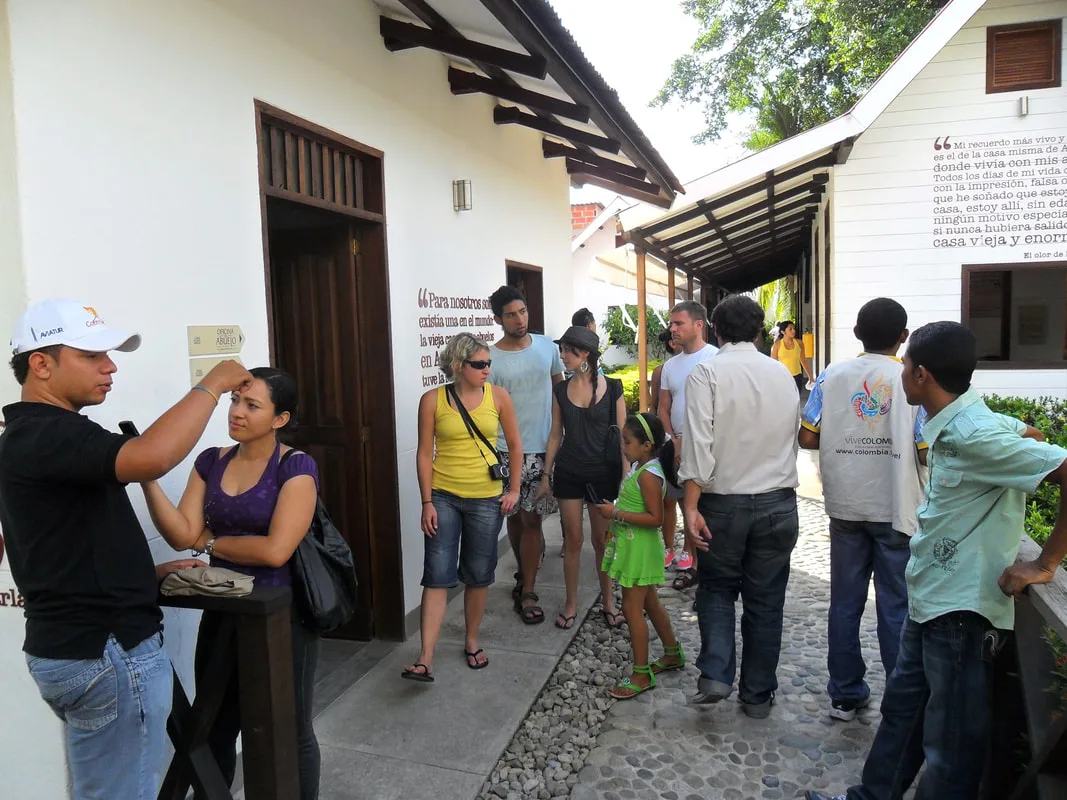 Visitors and local encounters in Aracataca
